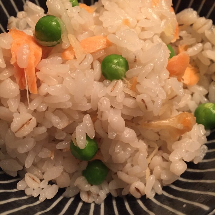 もち麦の混ぜご飯(鮭&グリーンピース)